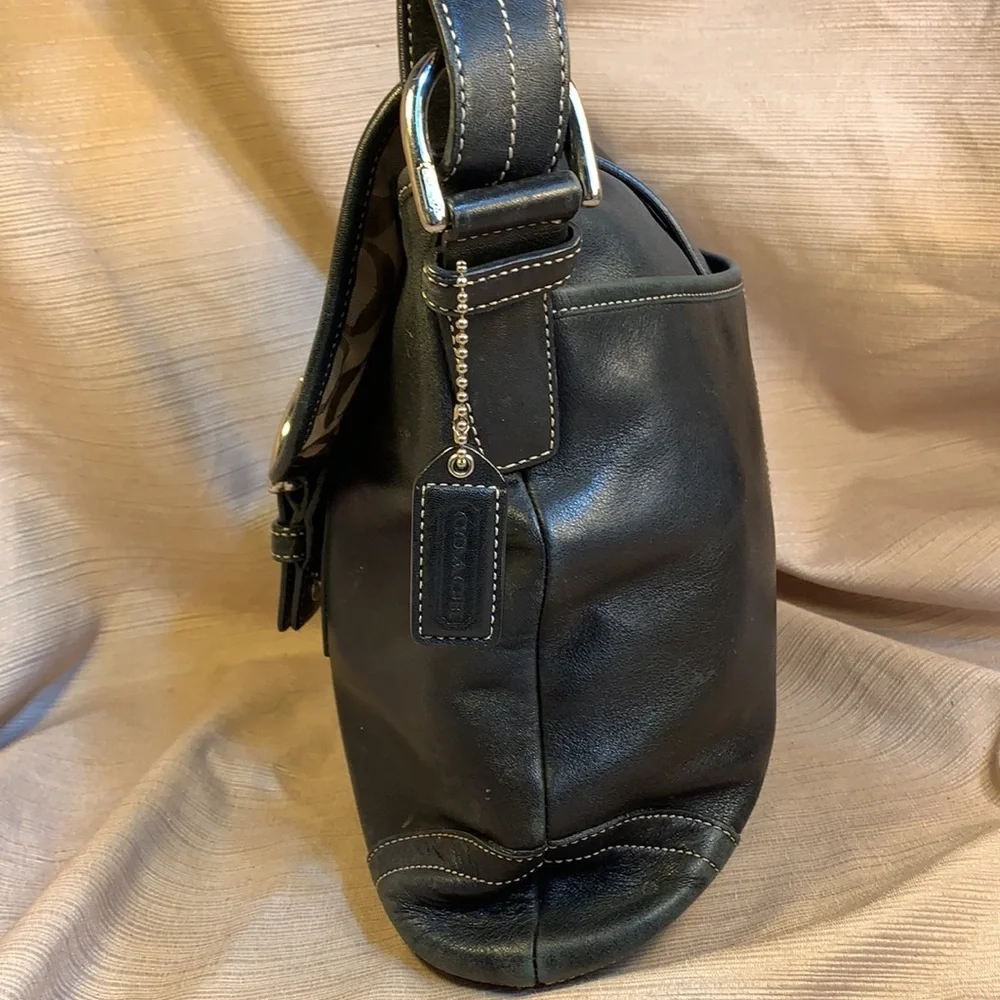 Coach vintage shoulder bag w/2 large compartments